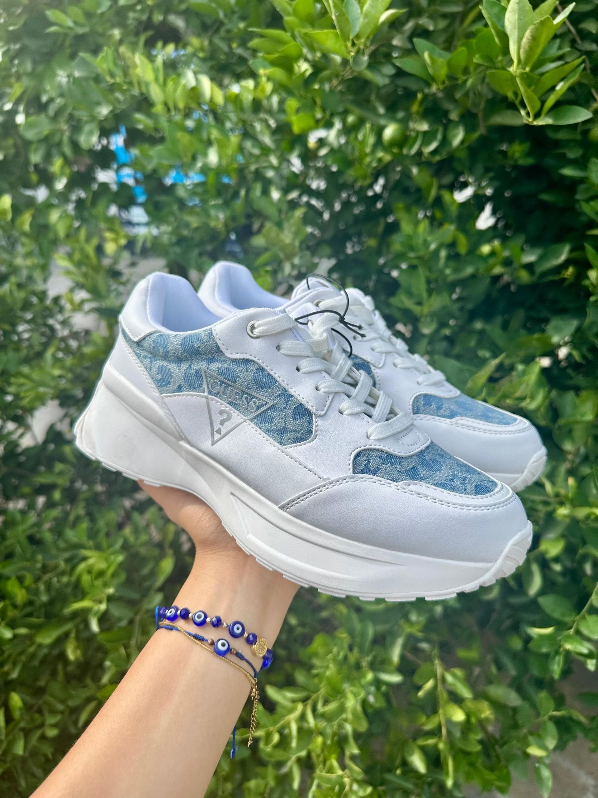 Zapatos Guess Blancos con azul